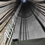 Wnętrze stalowego zbiornika z drabiną serwisową - widok od dołu