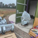 Komponenty turbiny wiatrowej przy wejściu do wieży podczas montażu