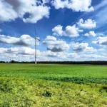 Turbiny wiatrowe na polu - farma wiatrowa serwisowana przez alpinistów przemysłowych