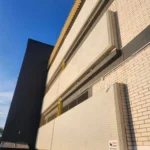 Siatka przeciw ptakom na elewacji budynku - zabezpieczenie gzymsów