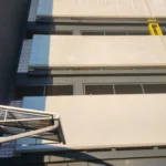 Zabezpieczenie elewacji siatką przeciw ptakom - widok z poziomu gruntu
