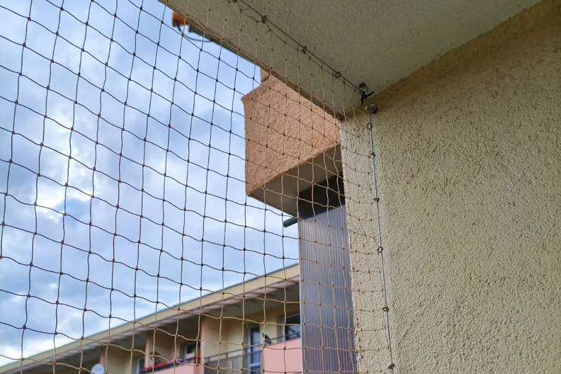 Narożny balkon zamknięty siatką - montaż w Ustroniu