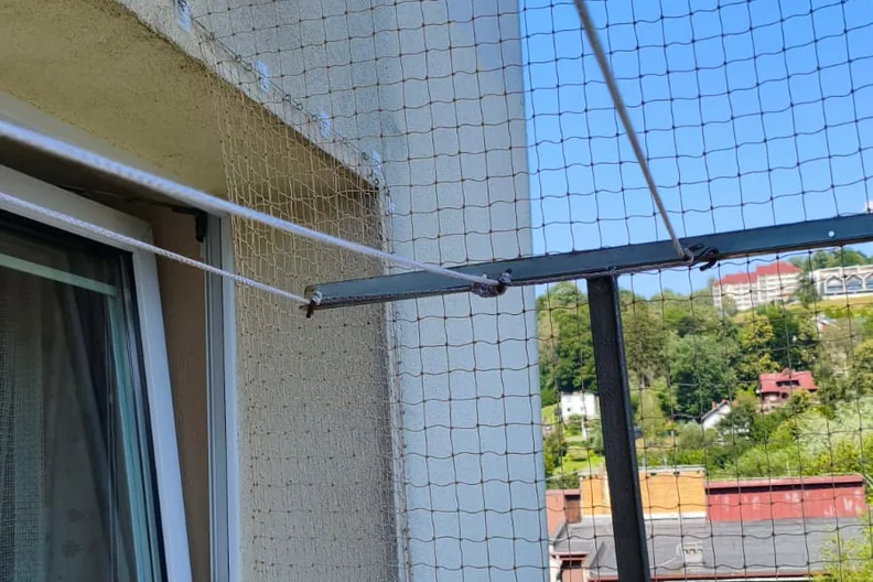 Siatka na balkon - siatka na zaczepach klejonych do elewacji