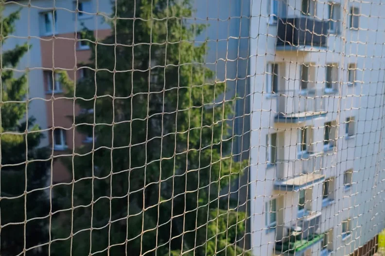 Siatka na balkon dla kota - siatka zamykająca balkon do samego sufitu